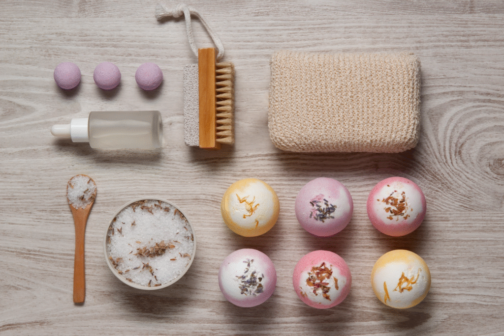 Sales de baño blancas en mortero de madera, bombas de baño efervescentes de colores y vela aromática sobre mesa de madera para spa en casa.